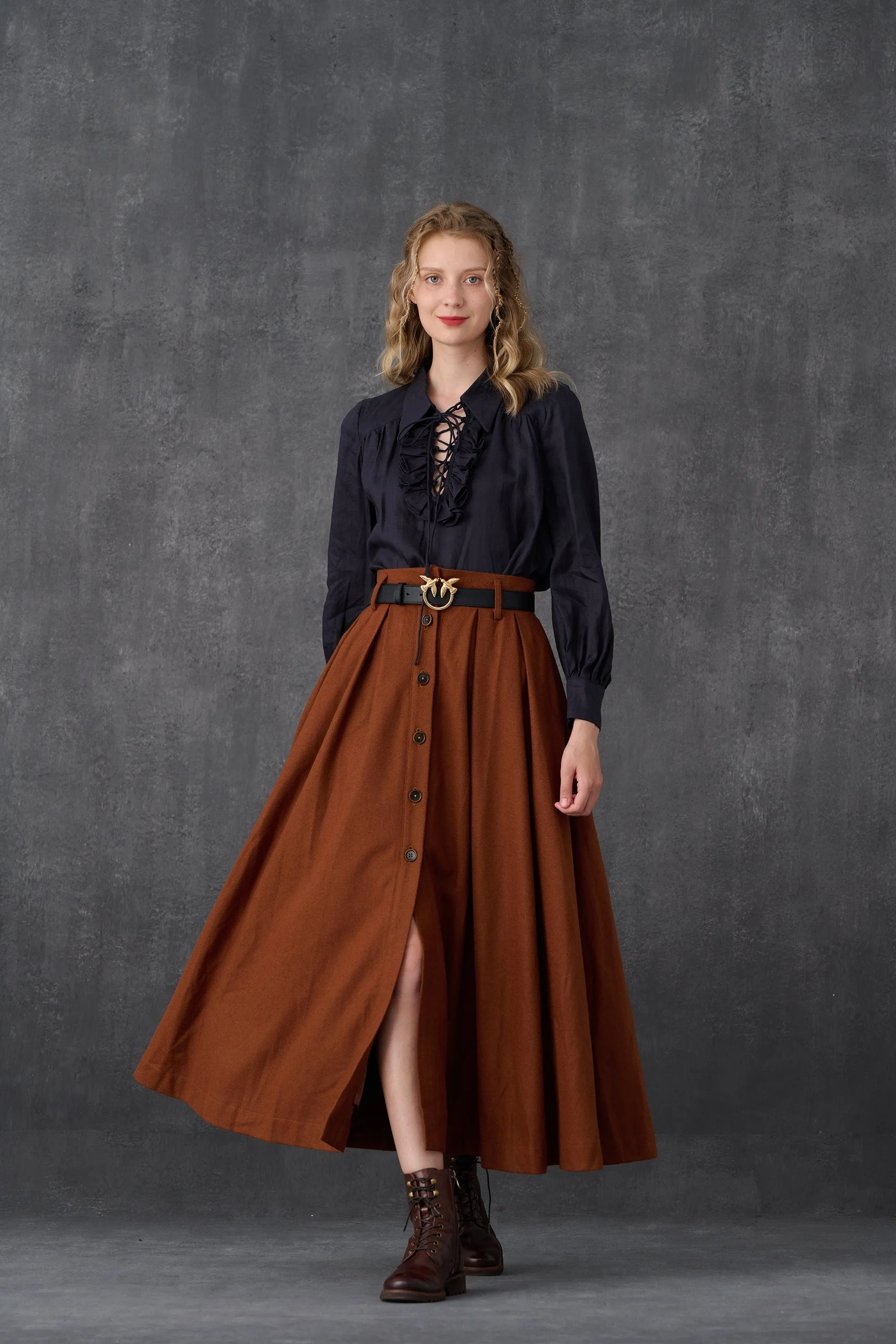 Naomi 33 |  buttoned up wool skirt in brown