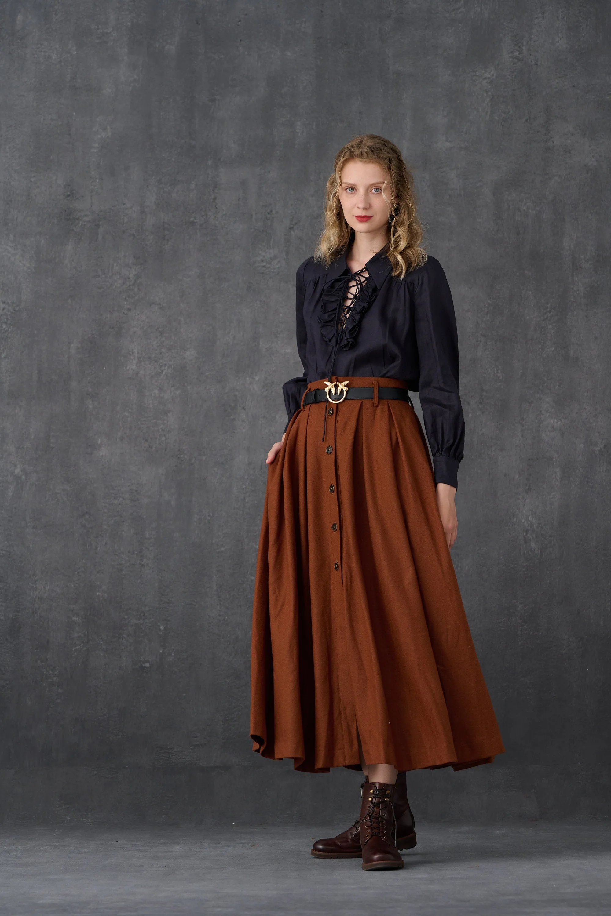 Naomi 33 |  buttoned up wool skirt in brown