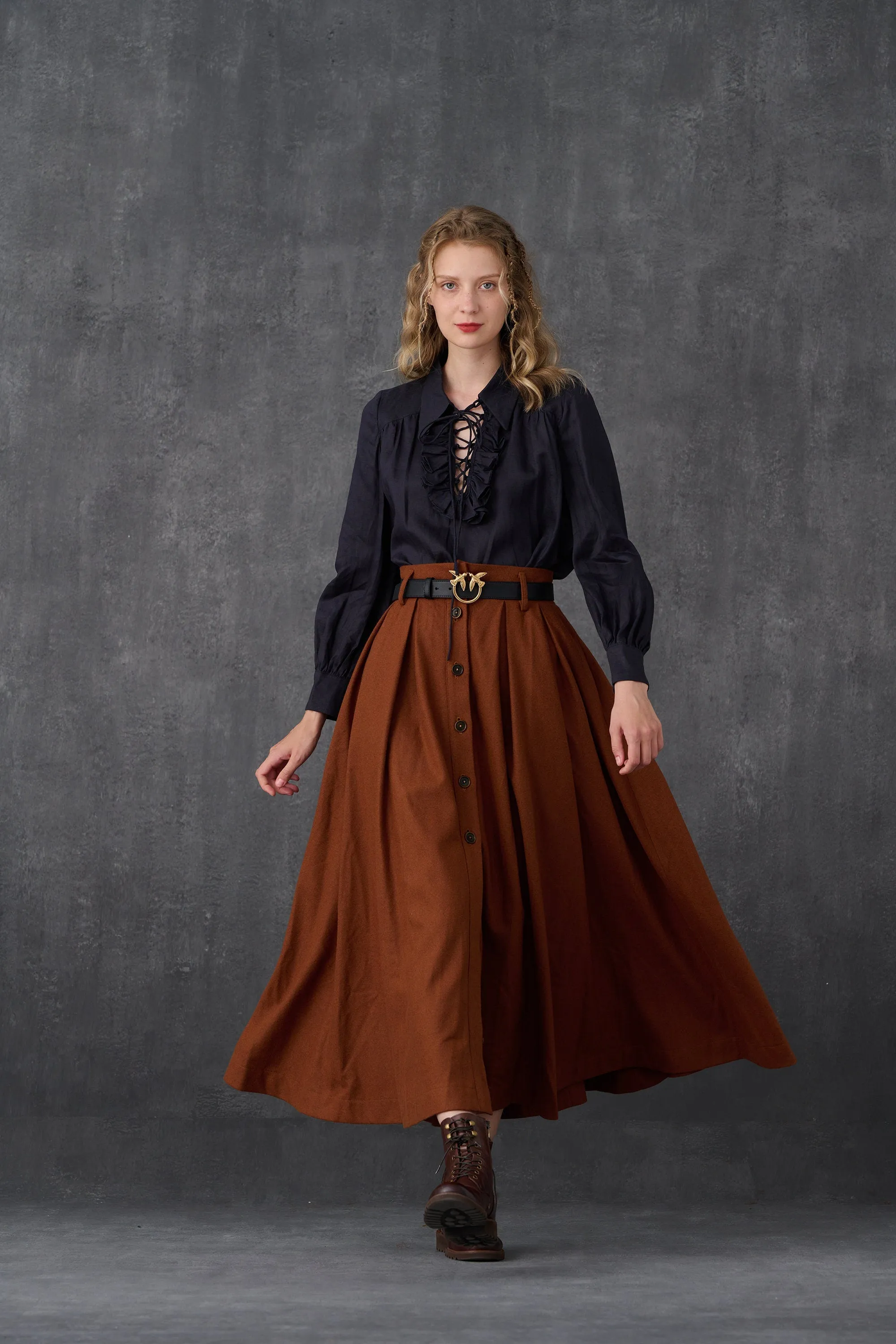 Naomi 33 |  buttoned up wool skirt in brown