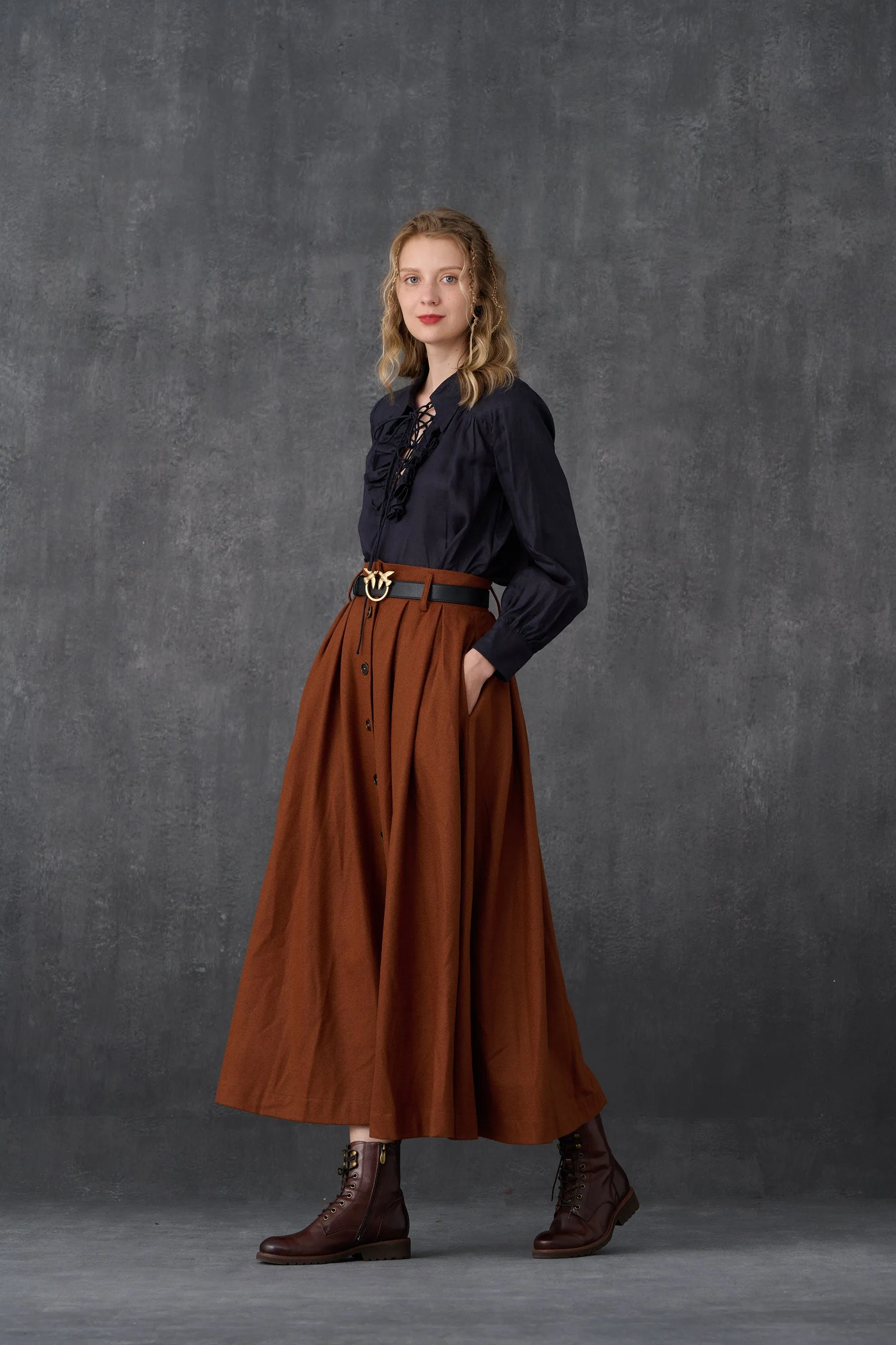 Naomi 33 |  buttoned up wool skirt in brown