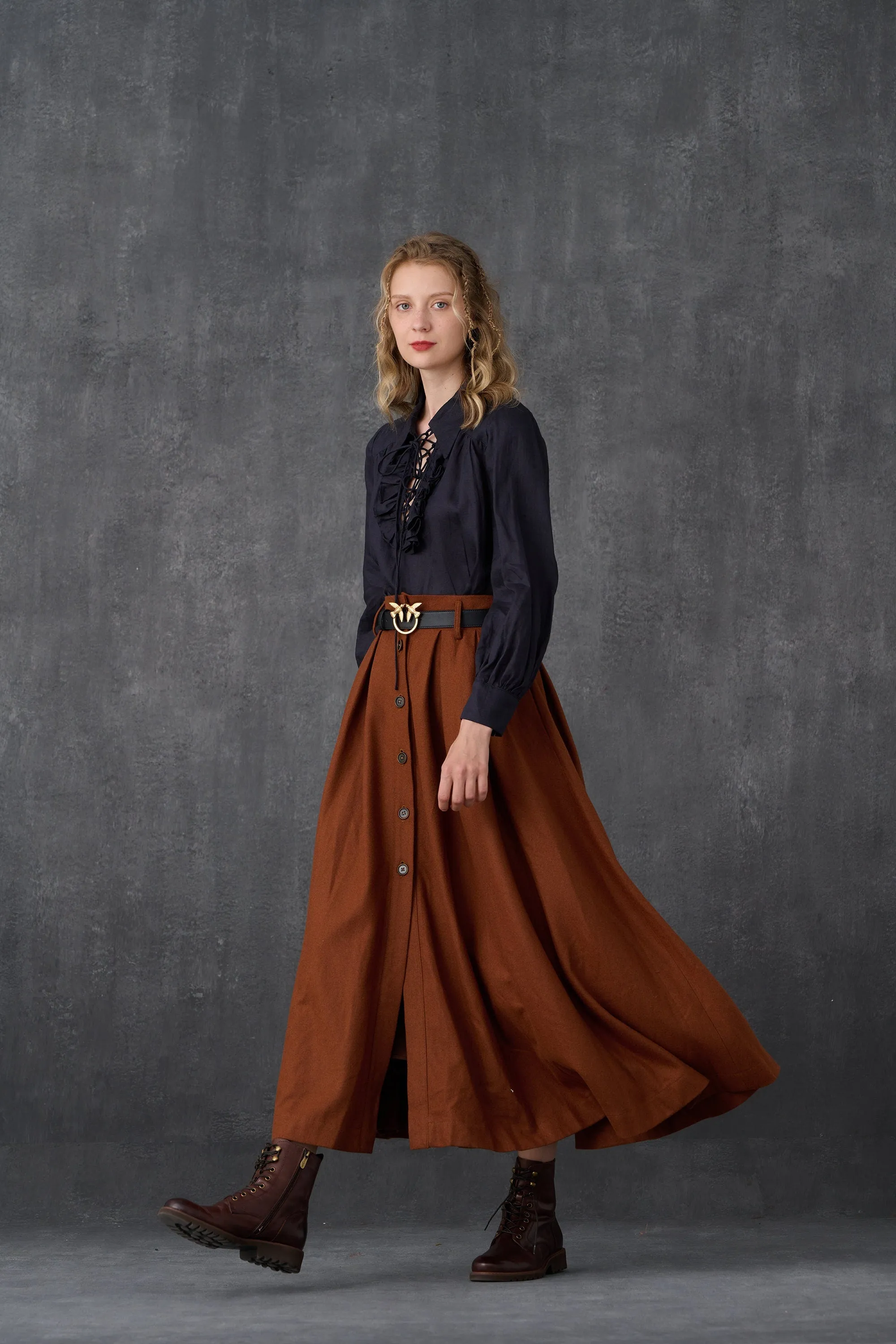 Naomi 33 |  buttoned up wool skirt in brown